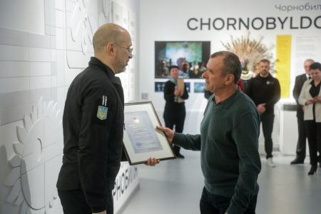 Денис Шмигаль відзначив фахівців зони відчуження з нагоди 40-вих роковин аварії на ЧАЕС