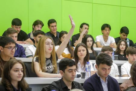 Денис Шмигаль розповів азербайджанським студентам про досвід України у забезпеченні енергетичної стійкості