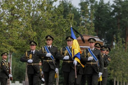 Денис Шмигаль взяв участь у церемонії перепоховання полковника Євгена Коновальця