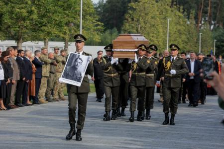 Денис Шмигаль взяв участь у церемонії перепоховання полковника Євгена Коновальця