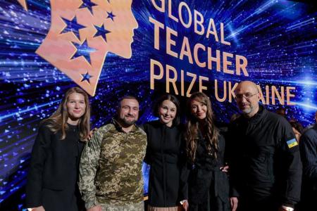 Денис Шмигаль відзначив номінантів на переможця Global Teacher Prize Ukraine відомчими нагородами