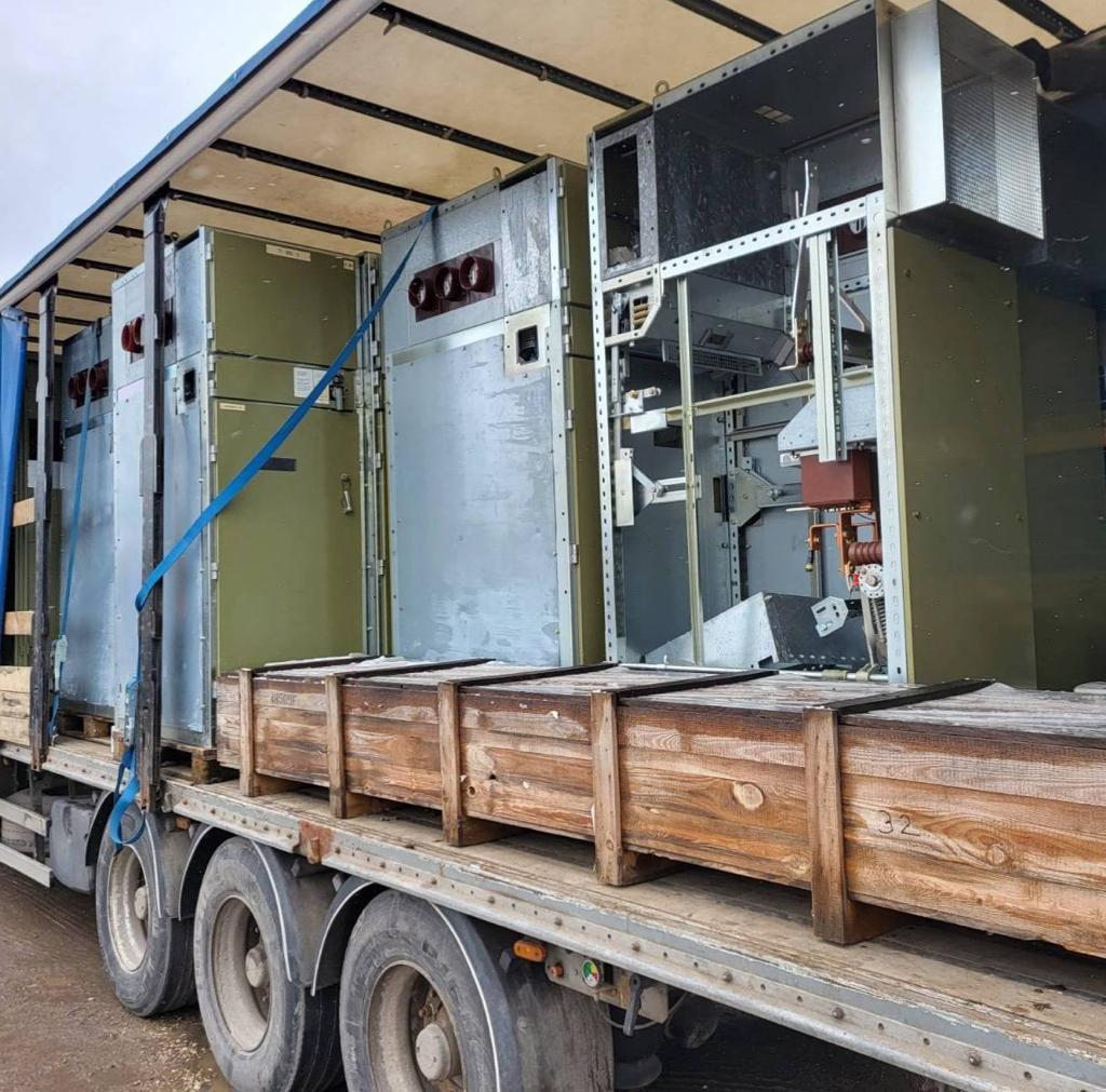 Енергетики Чернігівщини отримали 250 тонн обладнання для відновлювальних робіт