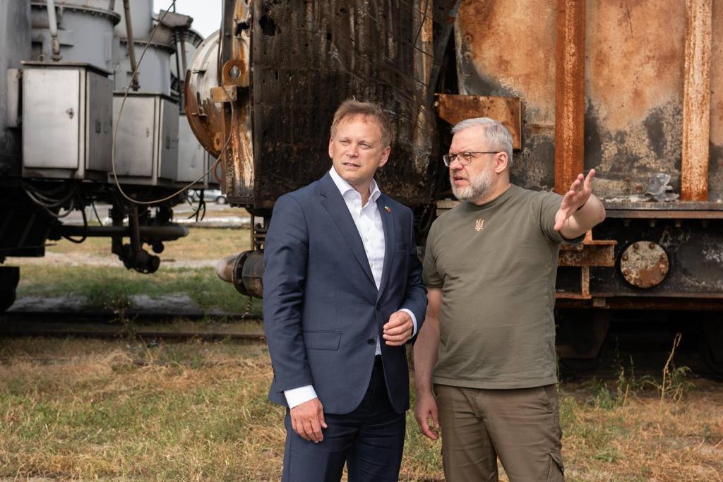 Приклад оскаженілої впертості ворога: міністри енергетики України та Великої Британії відвідали один з пошкоджених енергооб’єктів
